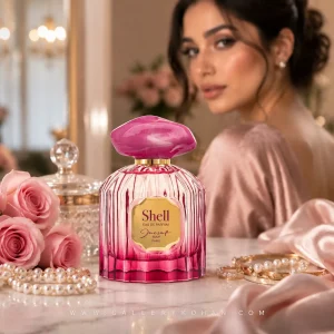 مدل زن در حال استفاده از عطر ژک ساف Shell