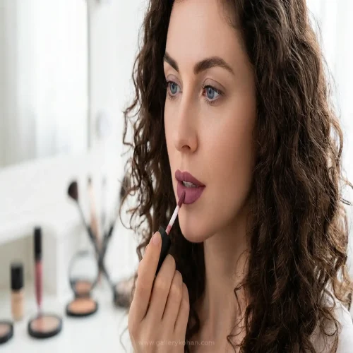 استفاده از رژ لب مایع مات نوت شماره 04 استفاده از رژ لب مایع مات نوت شماره 04